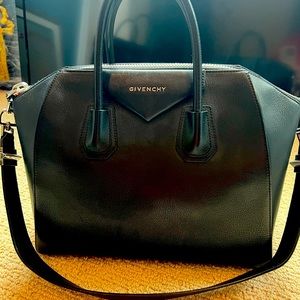 Givenchy Medium Antigona Leather Bag - Black